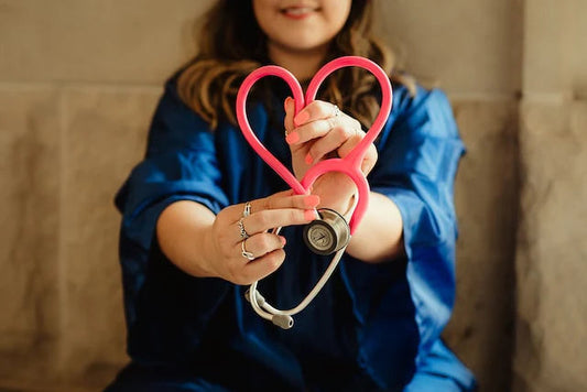 un médecin avec un cœur