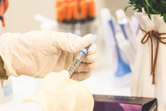 Mains gantées de médecins préparant des médicaments