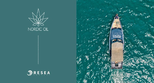 logos de Nordic Oil et ReSea sur fond de mer et bateau