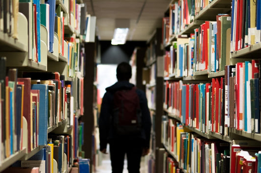 garçon de dos dans une librairie