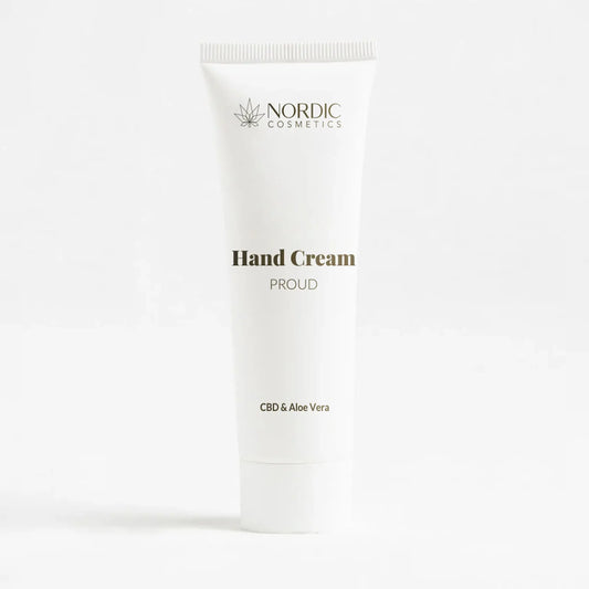 Tube de crème pour les mains Nordic Cosmetics CBD & Aloe Vera sur fond blanc