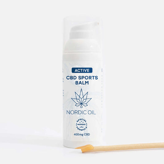 Baume CBD sportif Nordic Oil en flacon blanc avec étiquette bleue et logo en forme de feuille.