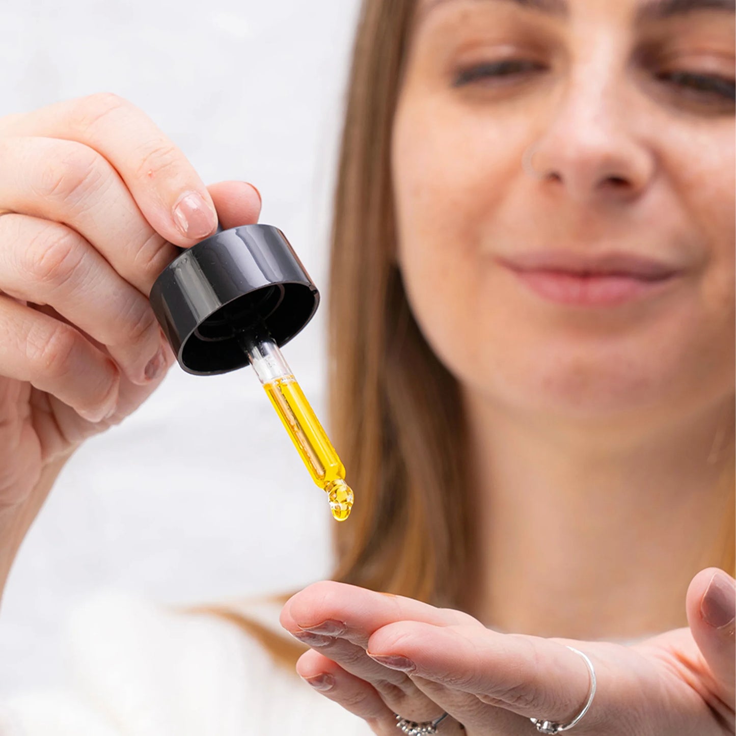 Une femme appliquant l'huile CBD Nordic Oil sur sa main