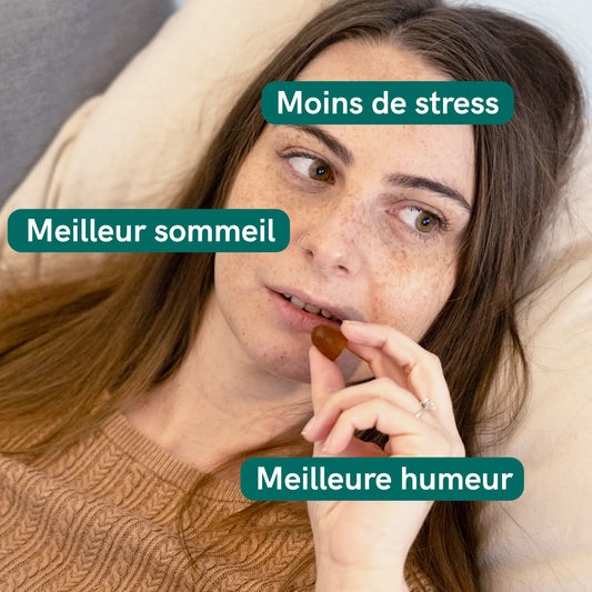 Femme brune qui prend un gummy CBD, avec les textes Moins de stress, Meilleur sommeil et Meilleure humeur.