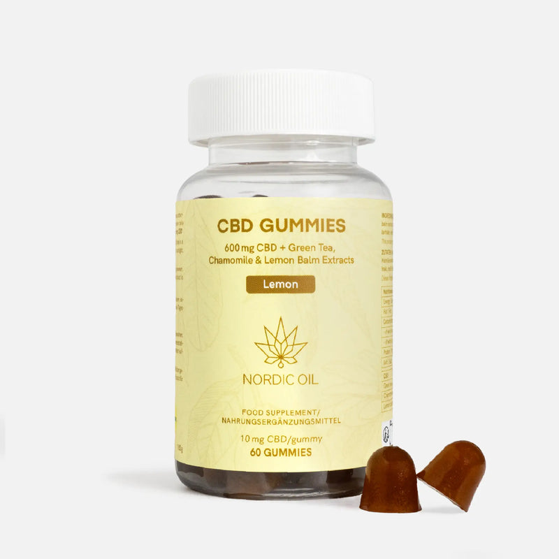 Bouteille en verre de gummies CBD au citron de Nordic Oil, avec deux bonbons gélifiés bruns à côté.