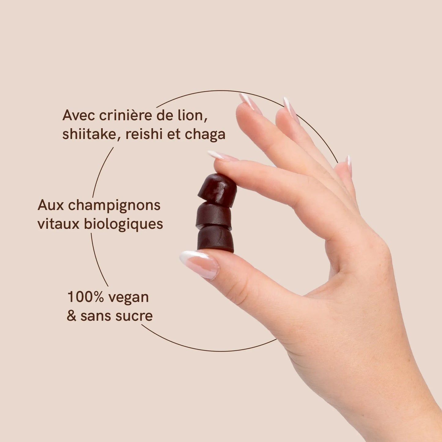 La femme tient trois gommes de champignons avec des informations sur le produit à côté :
Avec crinière de lion, shiitake, reishi et chaga
Avec des champignons vitaux bio
100% végétalien & sans sucre