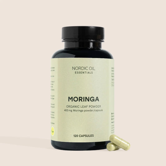 Bouteille de poudre de moringa biologique Nordic Oil Essentials avec deux capsules à côté.
