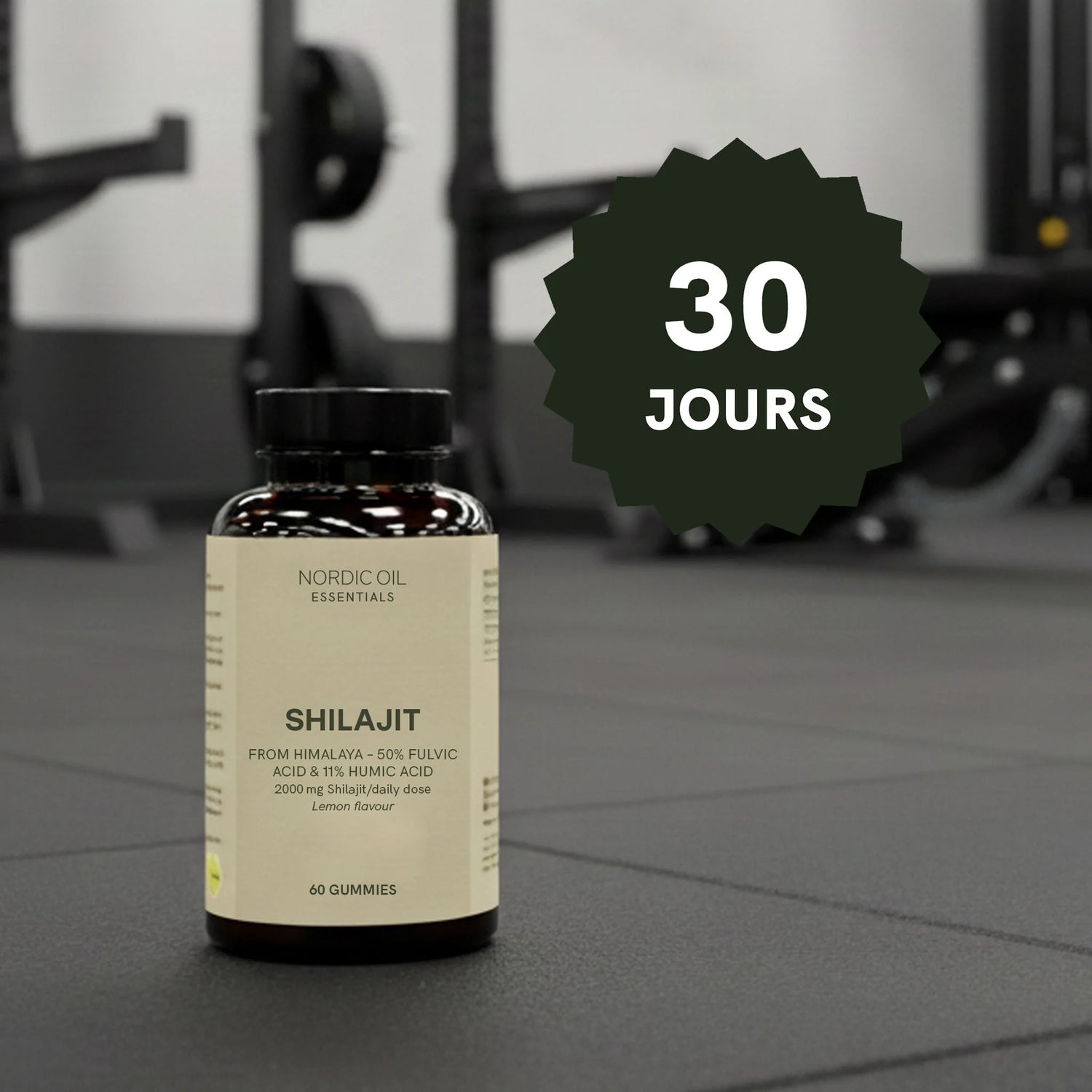 Bouteille de SHILAJIT Nordic Oil Essentials sur le sol d'une salle de sport, avec un badge vert affichant 30 JOURS
