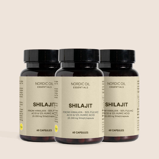 Trois bouteilles de gélules Shilajit Nordic Oil Essentials sur fond beige.