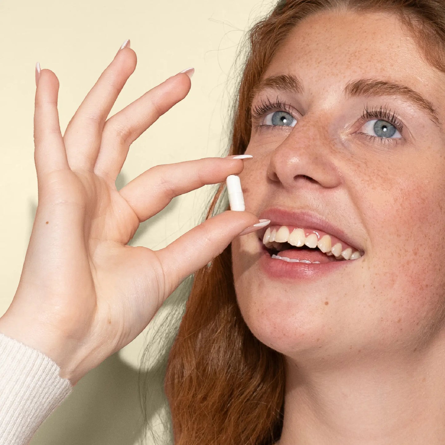 Une femme prend des gélules de vitamine c