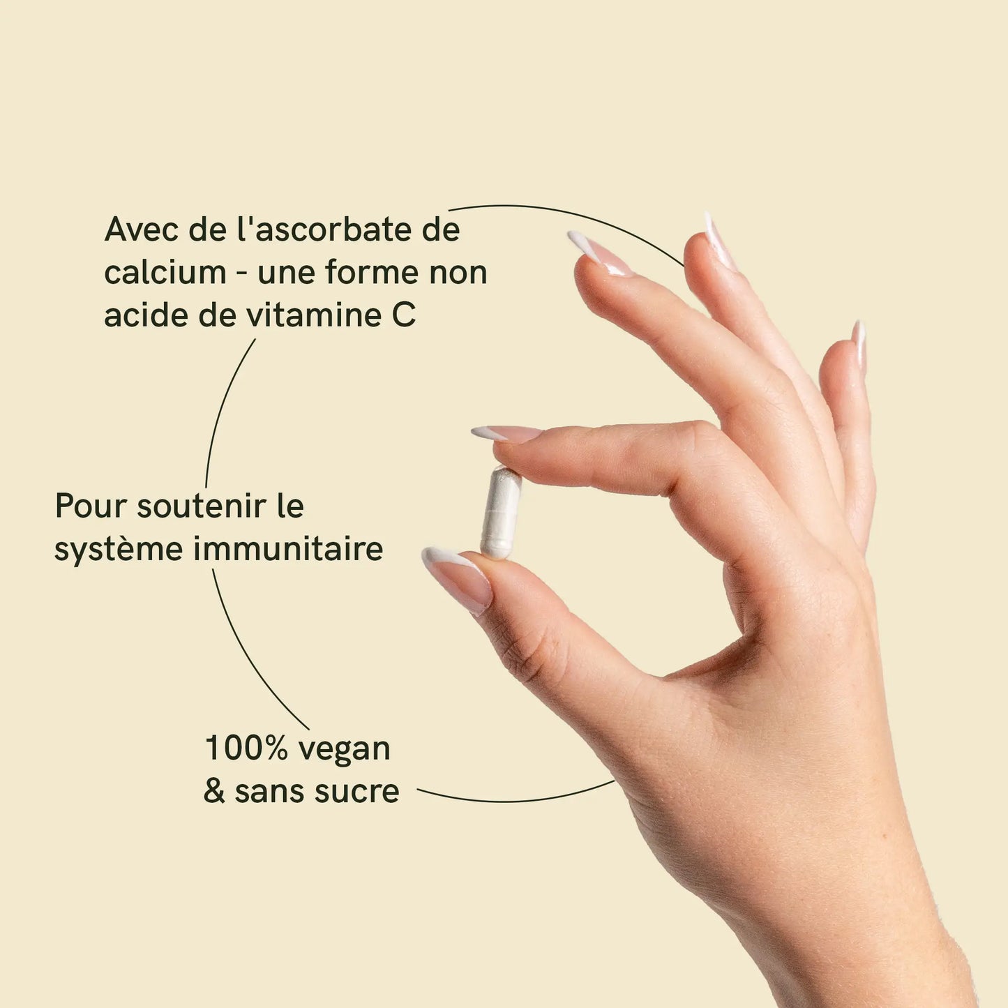 une main tient une capsule de vitamine c avec une description