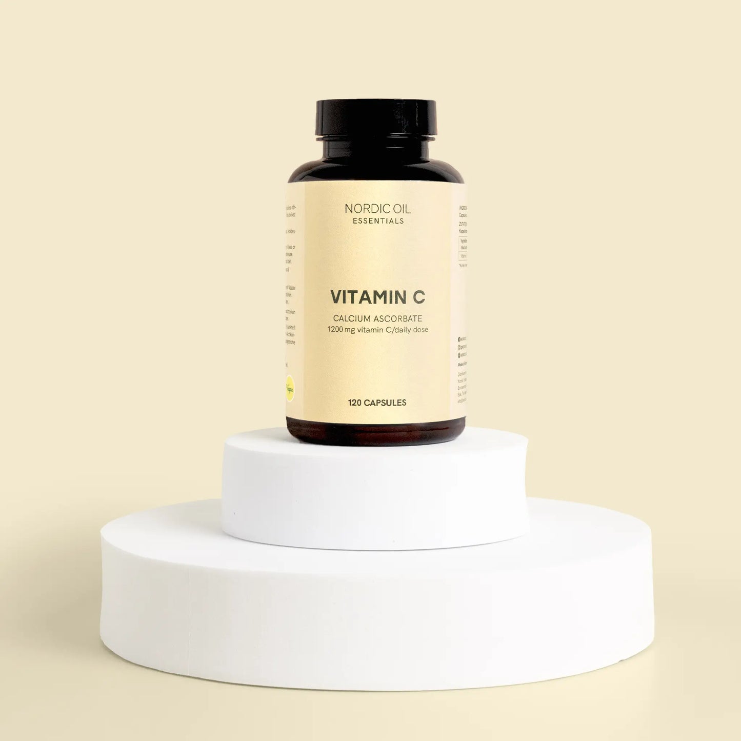 un paquet de gélules de vitamine c est posé sur un podium