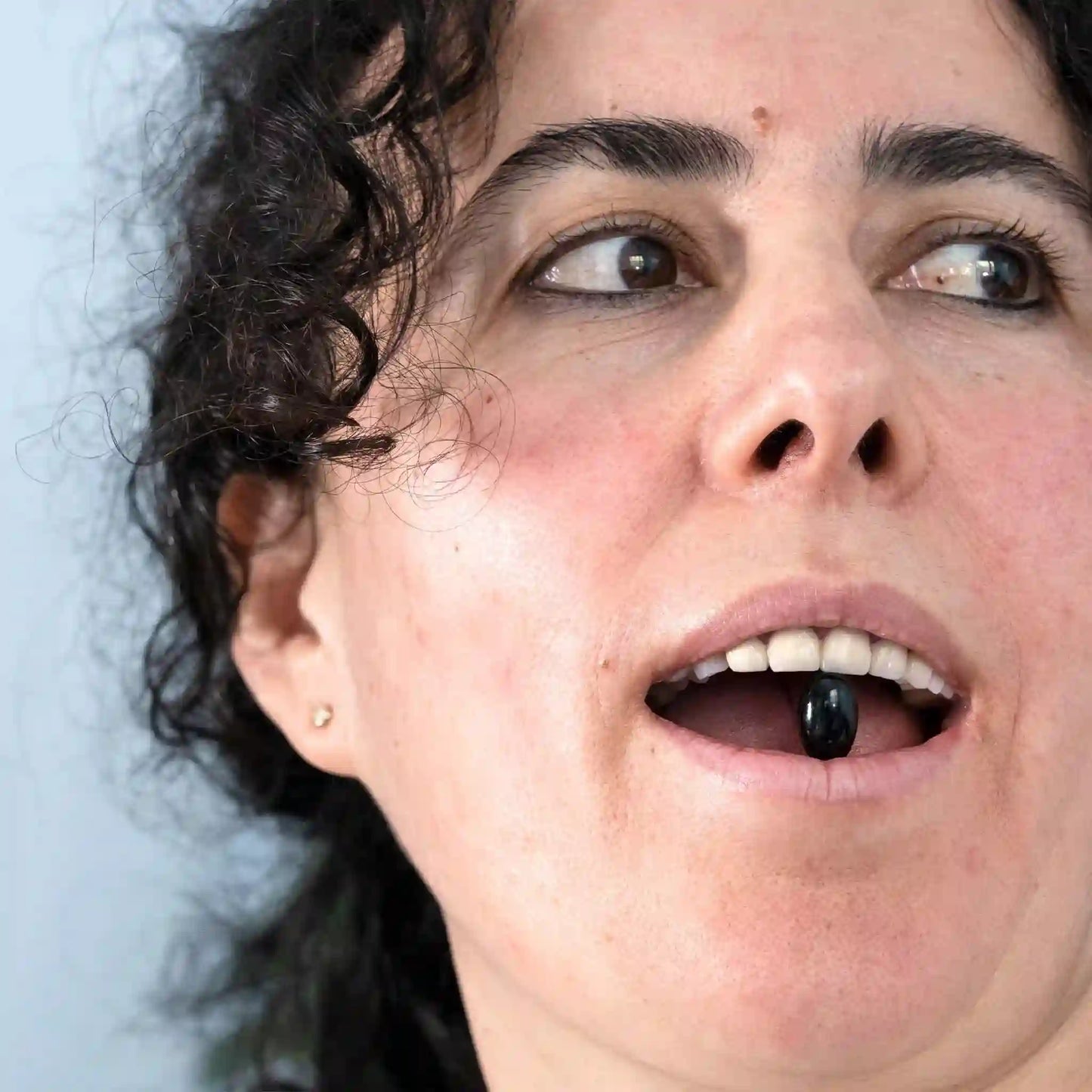 Le client a une capsule molle dans la bouche.