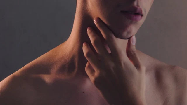 personne atteignant son cou là où se trouve la thyroïde