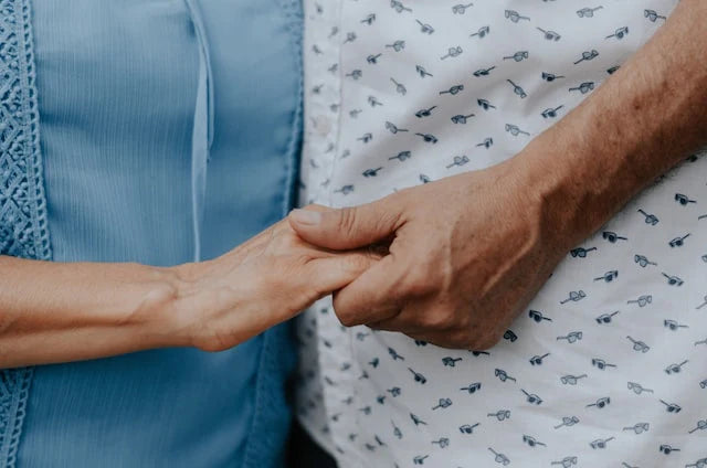 Un couple de personnes âgées se tenant la main