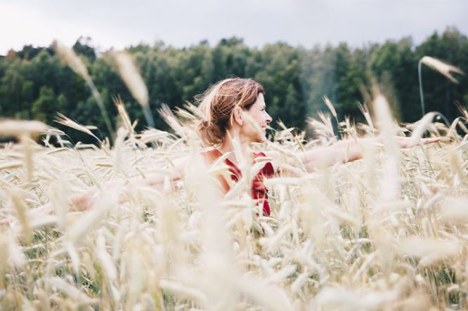 femme dansant dans un champ de blé