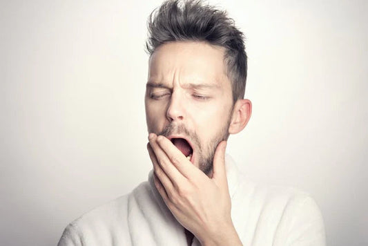 un homme fatigué baille