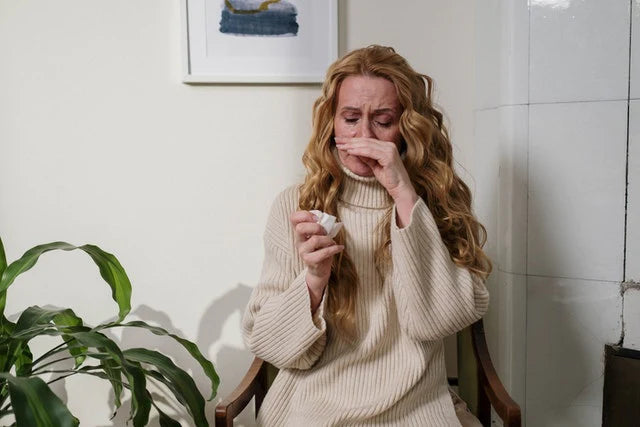 Une femme souffrant d'allergies