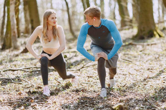 couple qui fait de l'exercice physique en foret