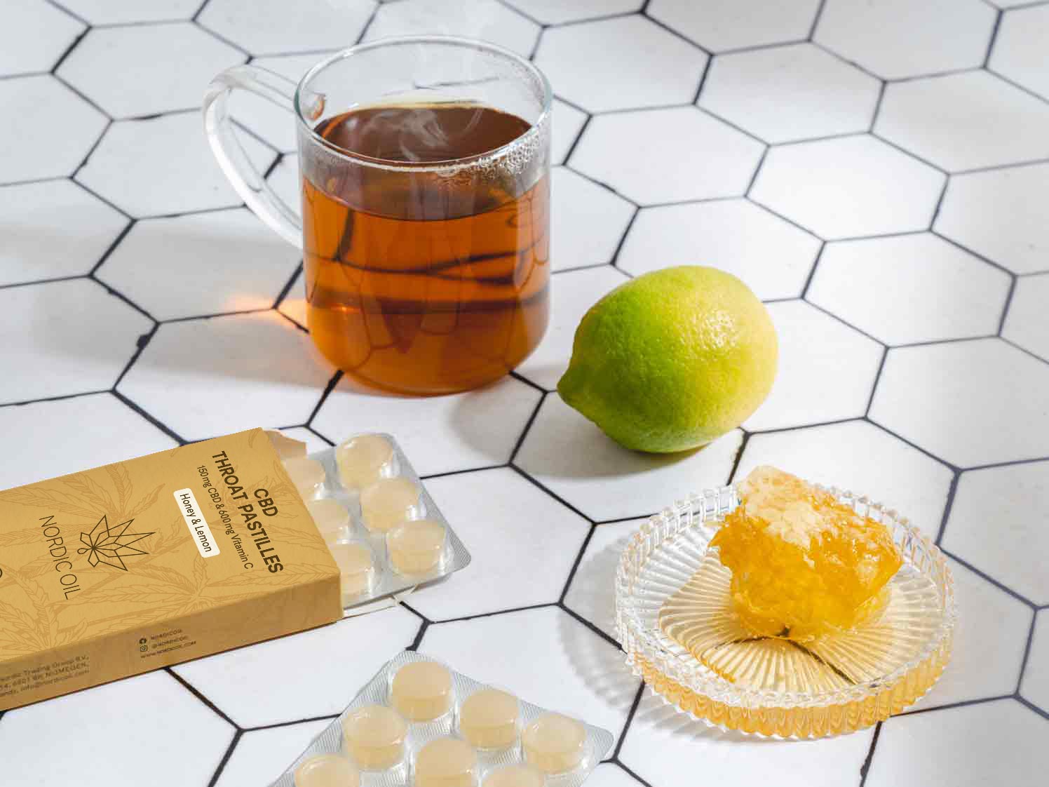 thé à côté du miel de citron vert et des comprimés de cbd