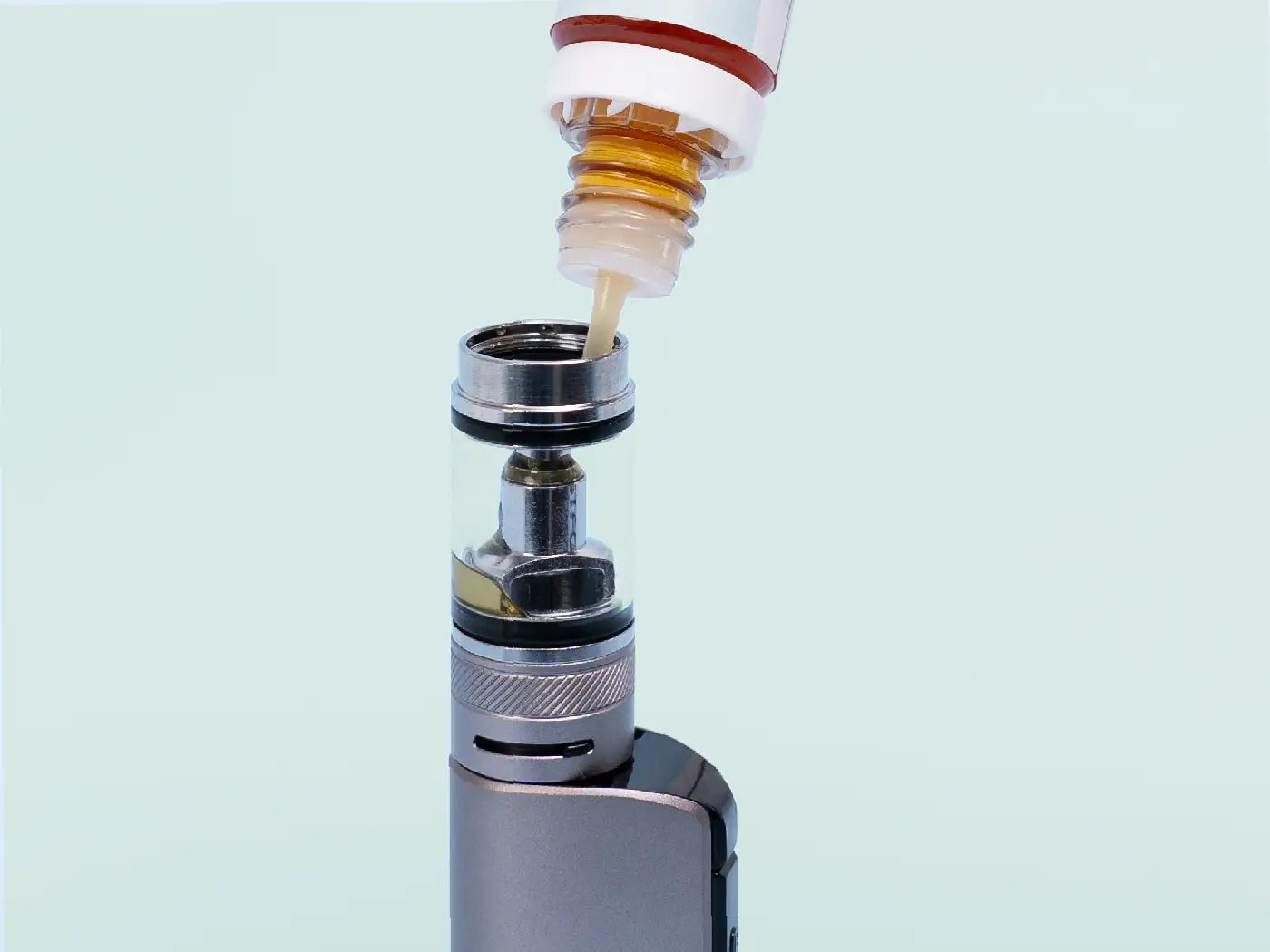 Remplissage d'une e-cigarette avec un e-liquide 