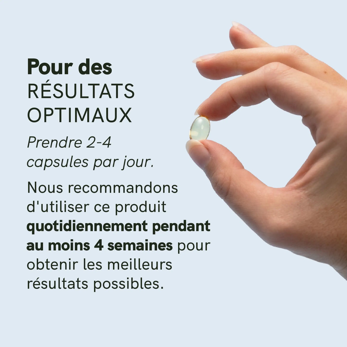 Gélule de complément alimentaire translucide tenue entre le pouce et l'index sur fond bleu clair.