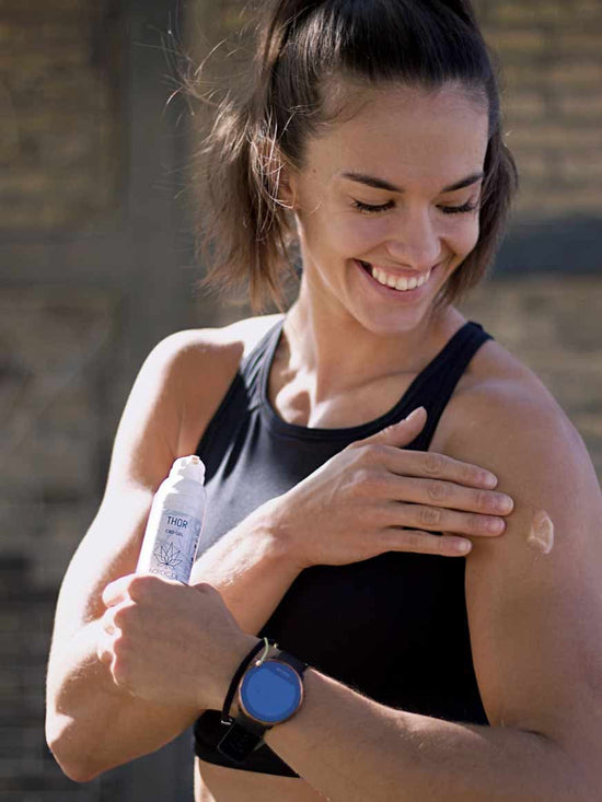 femme mettant le gel Thor - Liposomales CBD sur son bras 