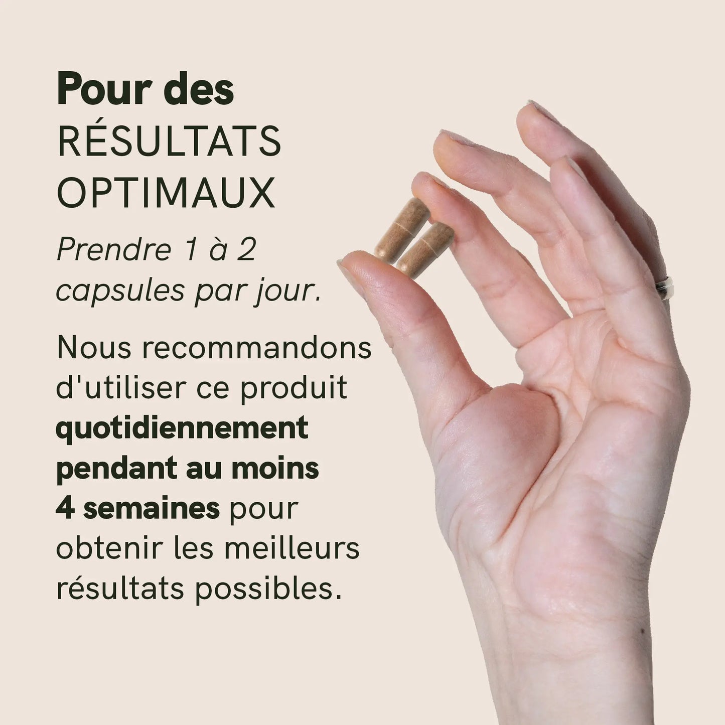 Main tenant deux capsules brunes sur fond beige, image promotionnelle