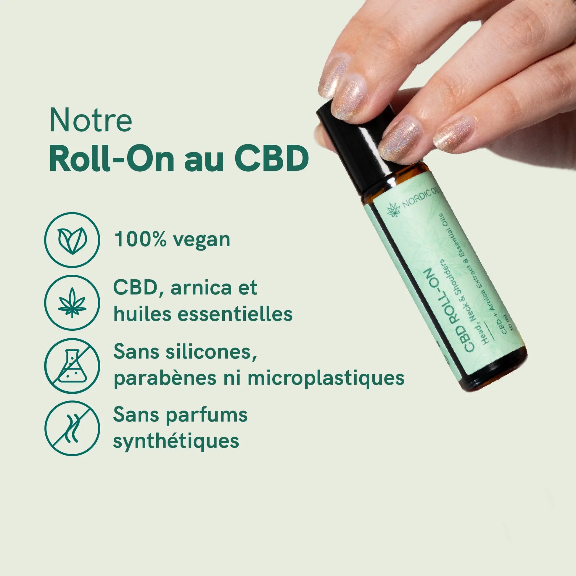 Roll-On au CBD Nordic Oil tenu par une main, affichant les avantages: 100% vegan; CBD, arnica et huiles essentielles; sans silicones, parabènes ni microplastiques; sans parfums synthétiques.