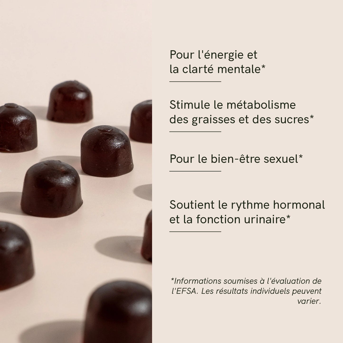 Petites bouchées de shilajit disposées sur une surface claire, à côté d'un bandeau beige avec du texte en français.