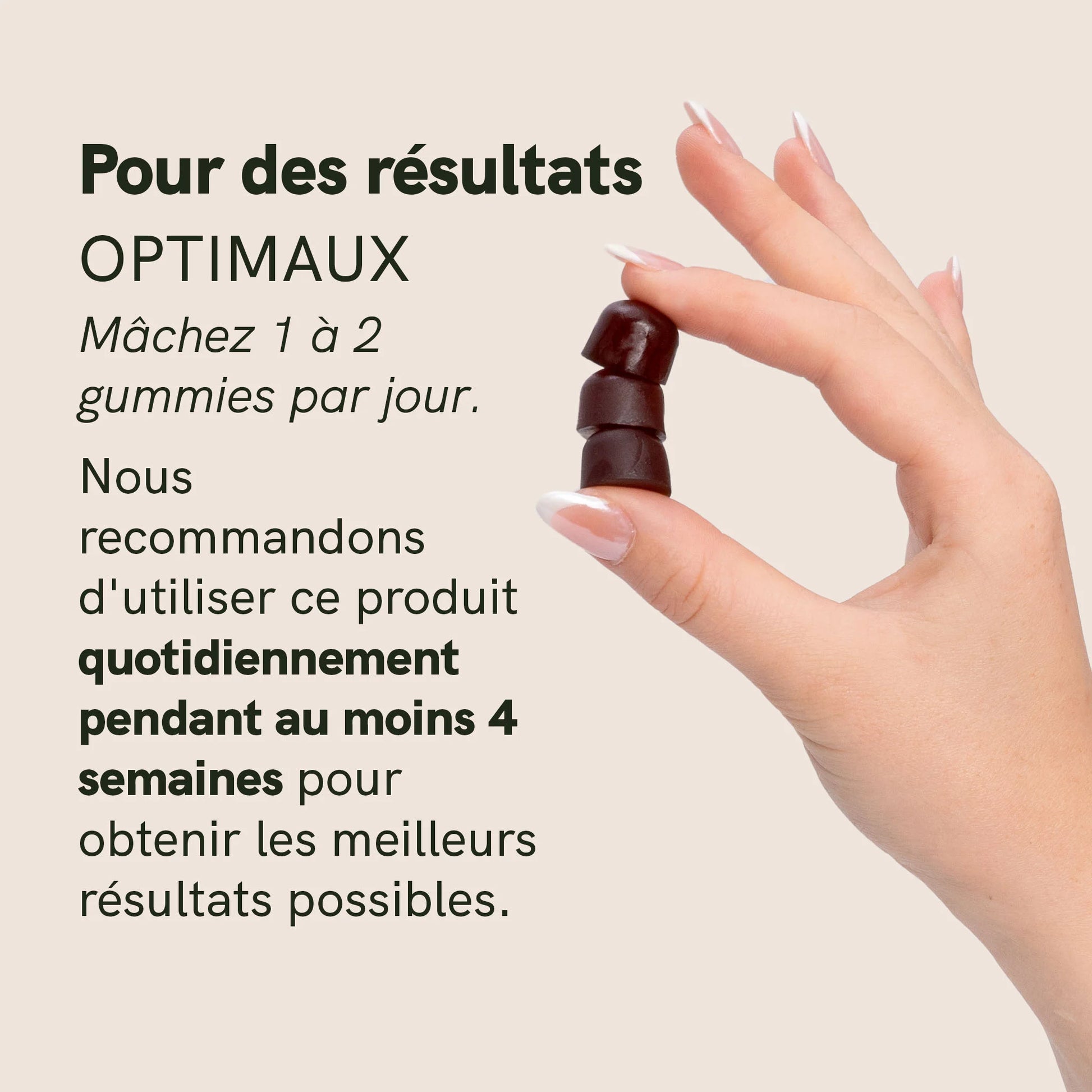 Main tenant trois gommes noires empilées sur fond beige, à côté d’un texte promotionnel en français.